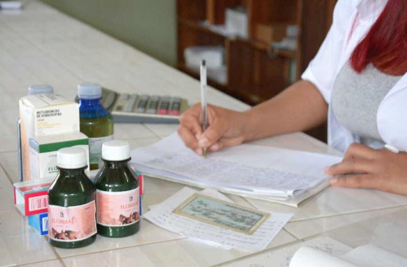 Reconocen en La Sierpe a trabajadores farmacéuticos