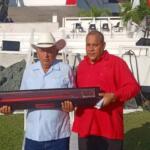 Empuñadura de honor con las manos de la tierra (+ fotos)