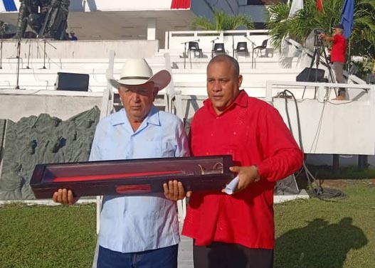 Empuñadura de honor con las manos de la tierra (+ fotos)