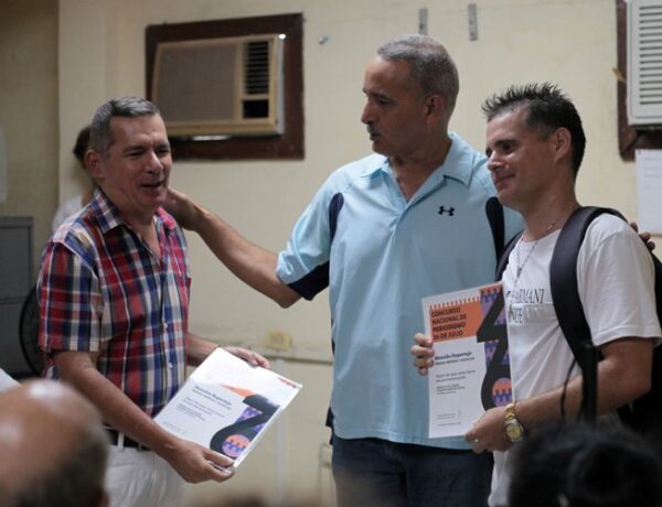 El convite sirvió para reconocer a los premiados en el Concurso Periodístico 26 de Julio. Foto: Oscar Alfonso Sosa.