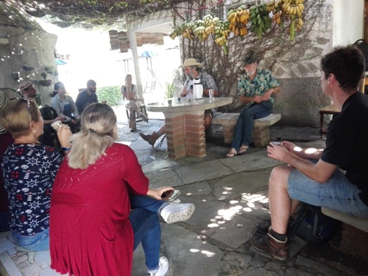 El destacado científico intercambió con los visitantes sobre sus saberes y vivencias en el empleo de formas sostenibles de agricultura familiar campesina. Foto:Eduardo Sicilia Hernández.
