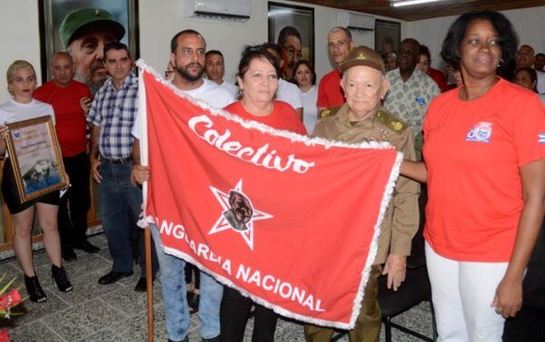 Ekaterina Gowen Dickinson (D), miembro de Comité Central del Partido Comunista de Cuba y máxima dirigente del movimiento obrero de la provincia, entregó la bandera y el certificado de Colectivo Vanguardia Nacional a la Empresa Flora y Fauna Sancti Spíritus. A su (D) el Comandante de la Revolución Guillermo García Frías, Héroe del Trabajo de la República de Cuba. Foto: Oscar Alfonso Sosa.