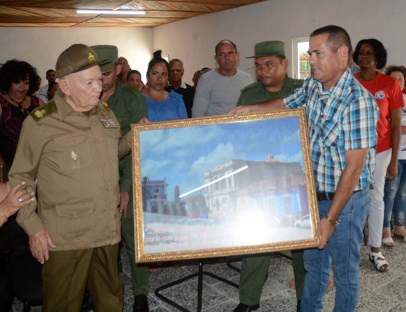 El Comandante de la Revolución Guillermo García Frías (I), Héroe del Trabajo de la República de Cuba, recibió un cuadro con una imagen de la ciudad de Sancti Spíritus, en reconocimiento a su trayectoria revolucionaria. Foto: Oscar Alfonso Sosa.