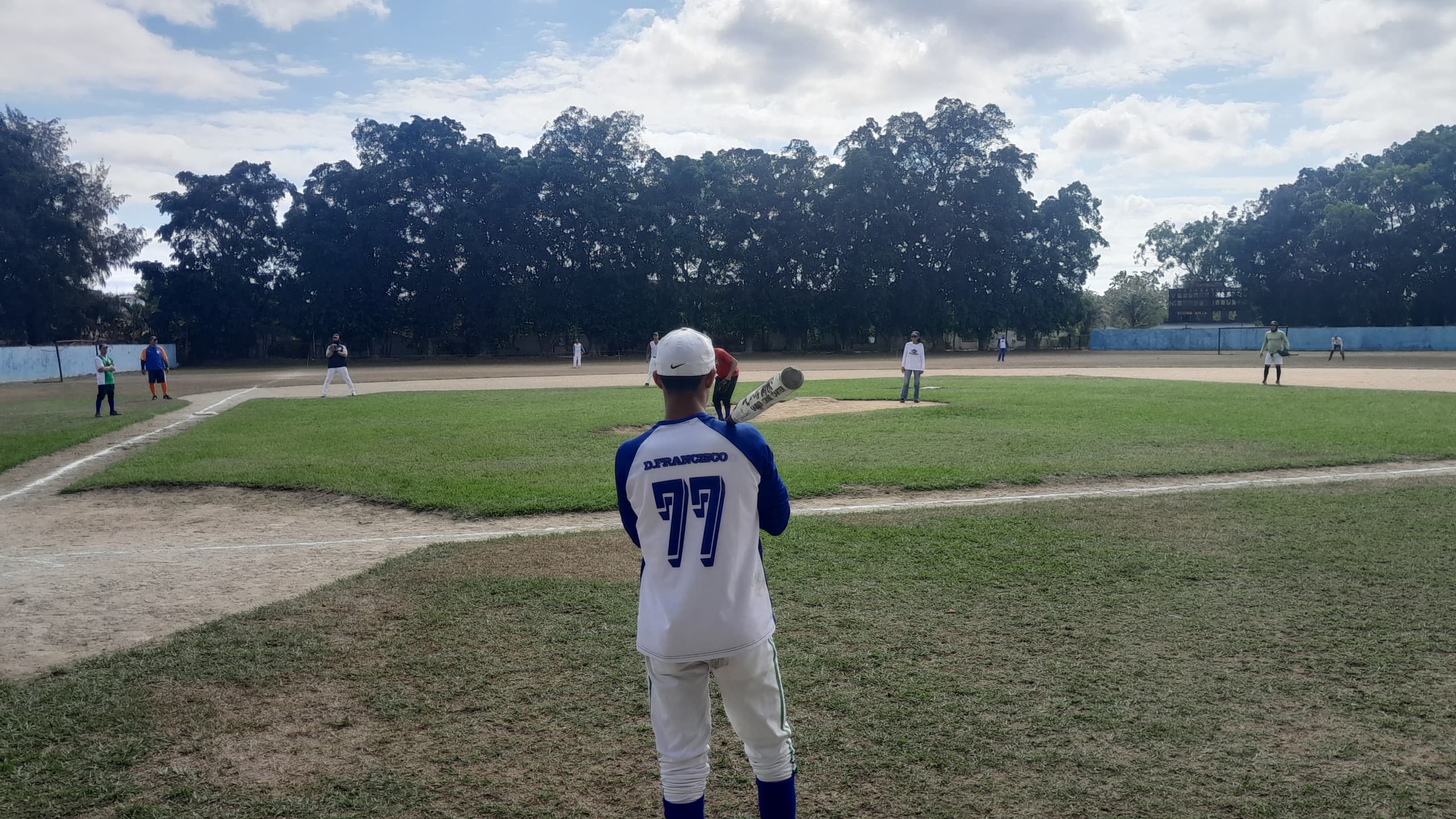 El softbol aficionado sigue activo en Zaza del Medio