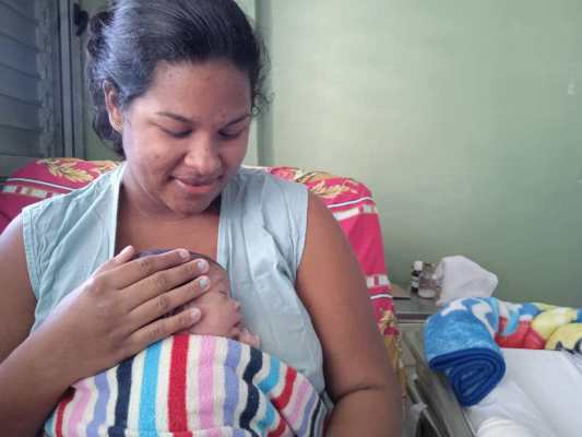 El contacto piel a piel con su madre hizo posible la ganancia de peso y una recuperación más rápida de la bebé. Foto: Arelys García Acosta.