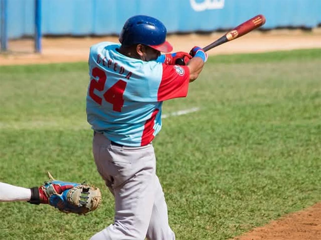 Iguala Frederich Cepeda  liderazgo de hits en la pelota cubana