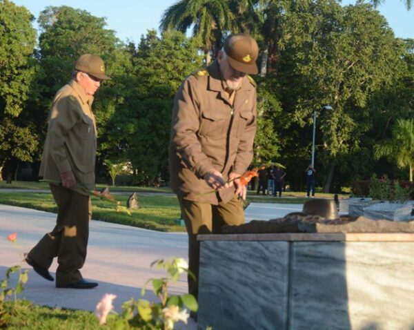 El Comandante de la Revolución Ramiro Valdés Menéndez (D, primer plano), vicepresidente de la República de Cuba, deposita flores en el nicho de Camilo. A la izquierda, el General de División Ramón Pardo Guerra, combatiente de la columna del Ché. Foto: Oscar Alfonso Sosa.