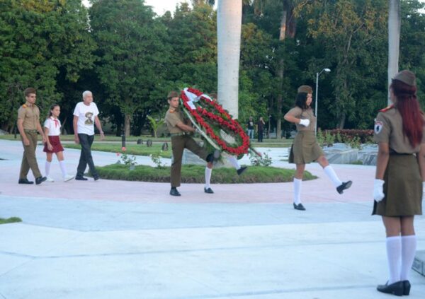 Una ofrenda floral a nombre del pueblo de Cuba a los miembros del Frente Norte de Las Villas caídos en combate o fallecidos después del triunfo revolucionario fue colocada al pie de la llama eterna. Foto: Oscar Alfonso Sosa.