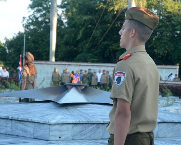 Alumnos de la Escuela Militar Camilo Cienfuegos de Sancti Spíritus protagonizaron la tradicional guardia de honor en el Mausoleo. Foto: Oscar Alfonso Sosa.