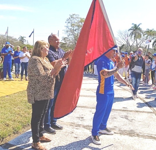 Frente a la estatua de José Antonio Huelga, los Gallos espirituanos recibieron la bandera que defenderán durante la campaña