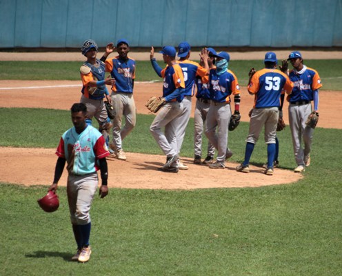 Los Gallitos picaron por partida doble en el Huelga a los Tigrecitos avileños. Foto: Oscar Alfonso Sosa.