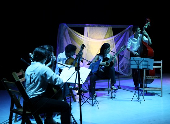 Jóvenes músicos espirituanos amenizaron el sui géneris espectáculo. Foto: Oscar Alfonso Sosa.