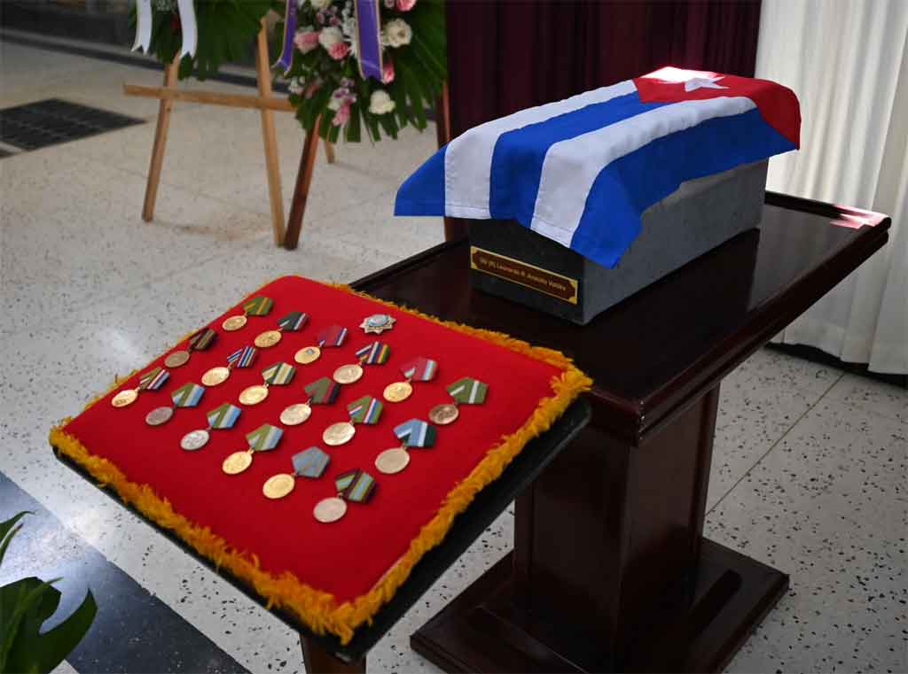 Raúl Castro y Díaz-Canel asisten a honras fúnebres de destacado militar