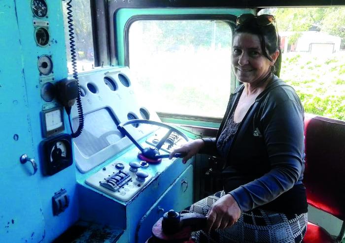 Yamilet Fernández sobre los rieles de la vida