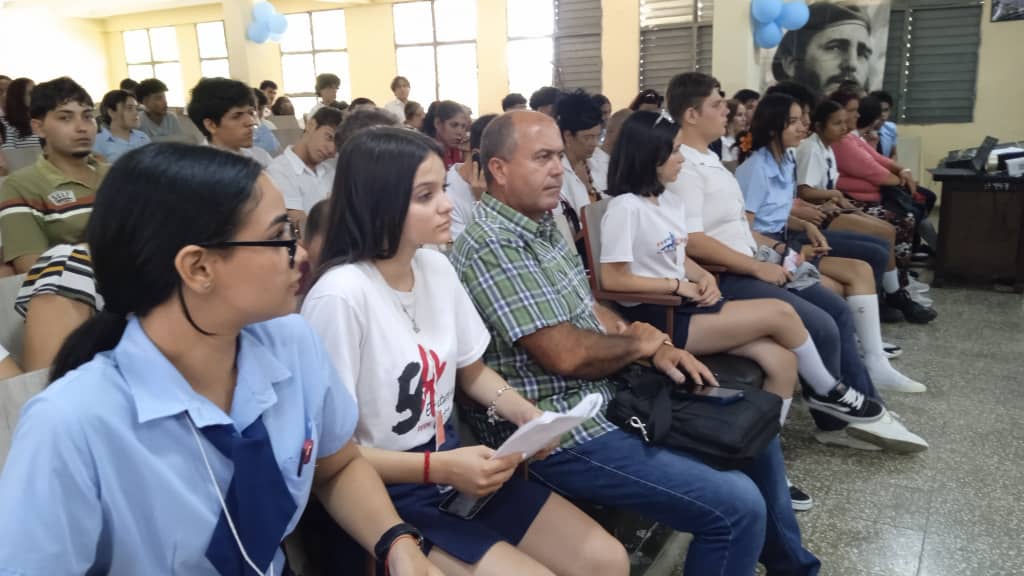 Estudiantes de la enseñanza media pasan revista a sus prioridades