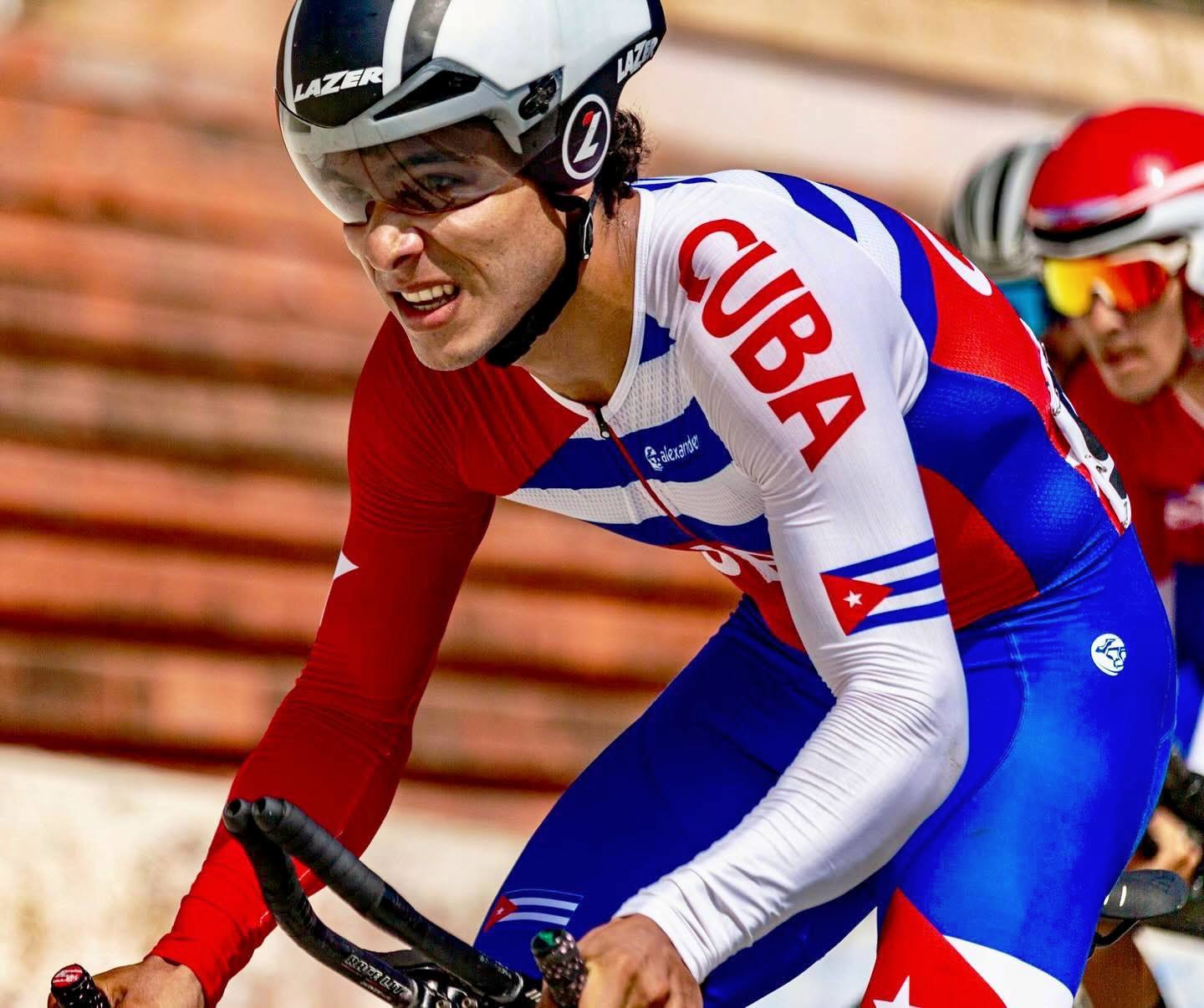 Brayan Mandín, el “rey” de las carreteras de Cuba