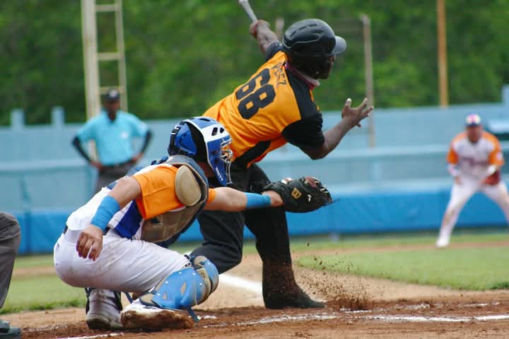Pierden los Gallos ante los Leopardos