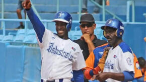 Los Leones dominan a los Gallos en cierre de duelo