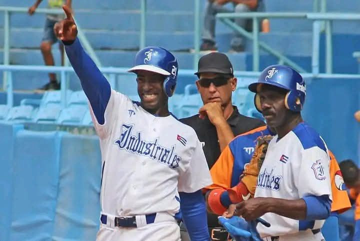 Los Leones dominan a los Gallos en cierre de duelo
