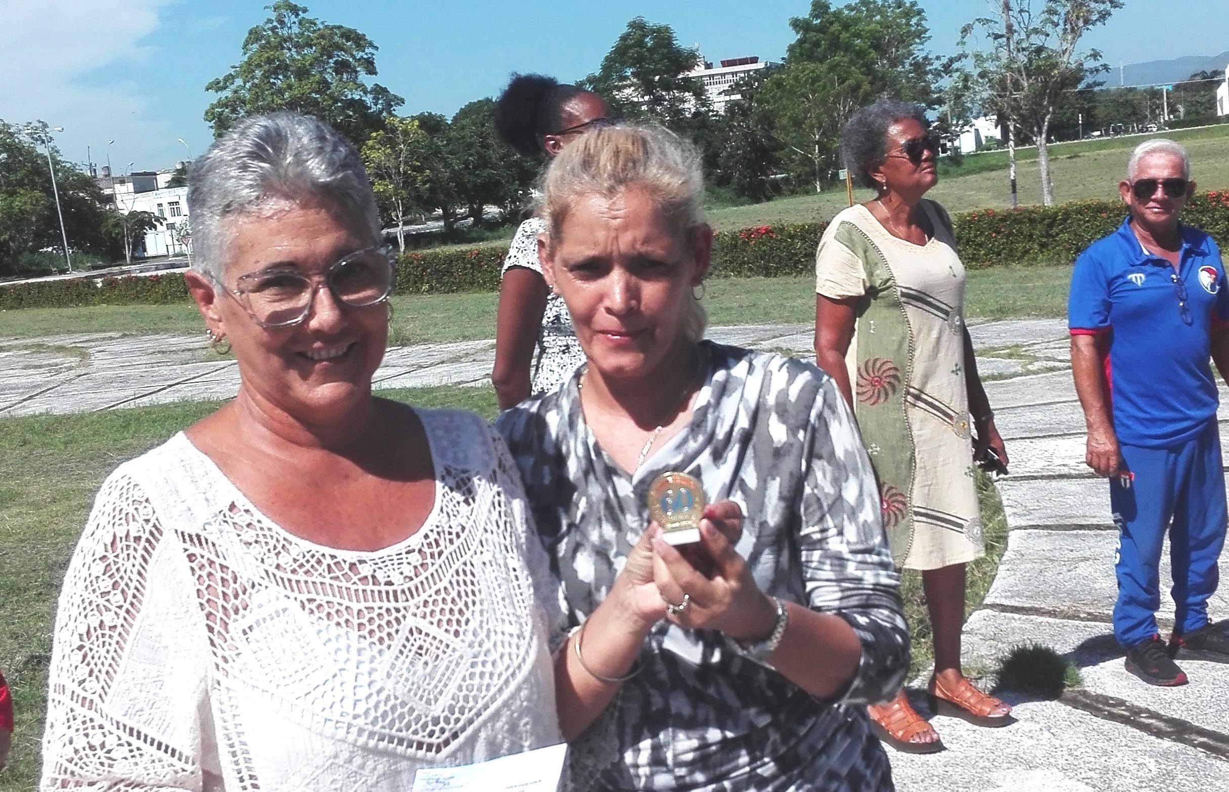 Reconocen a trabajadores por su aporte a los Juegos Escolares Nacionales del alto rendimiento