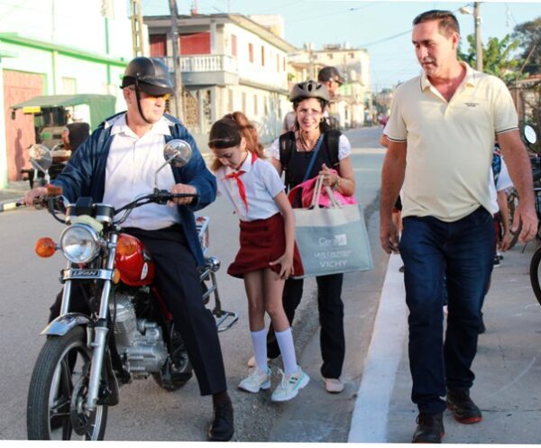 La familia vuelve al ajetreo que marca el curso escolar. Foto: Oscar Alfonso Sosa.
