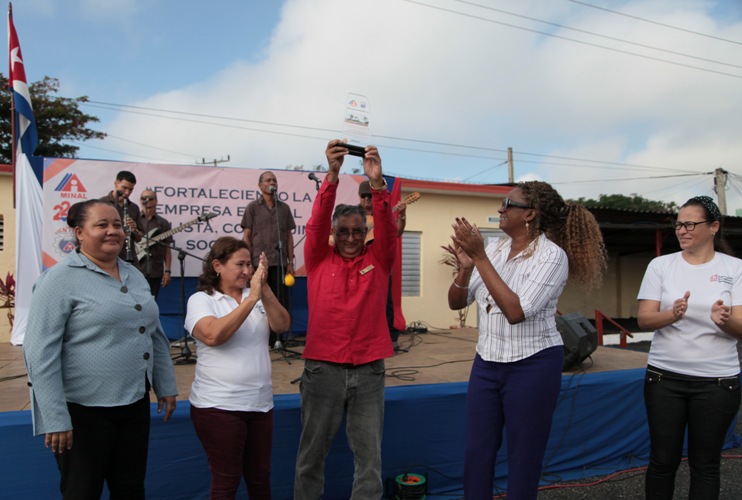 Reconocen a trabajadores del sector alimentario