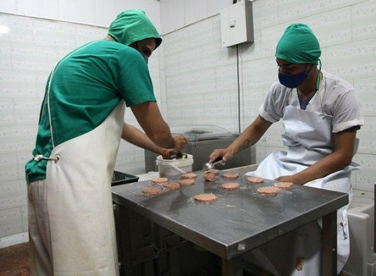 La línea de hamburguesas también se beneficia con las alternativas que se materializan para continuar las producciones. Foto: Oscar Alfonso Sosa.
