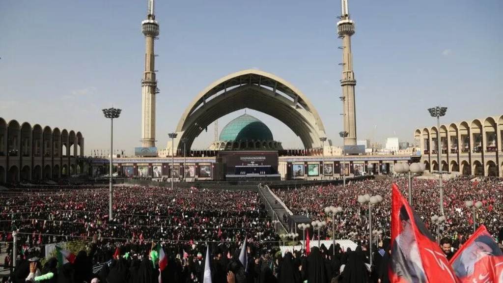 Irán: Miles de personas participan en funeral de Ali Jamenei en Teherán