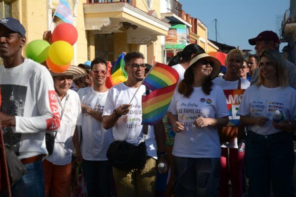 La Doctora en Ciencias Mariela Castro Espín (segunda de derecha a izquierda), quien lidera la Jornada de lucha contra la Homofobia y la Transfobia,  participó en la marcha. Foto: Oscar Alfonso Sosa.