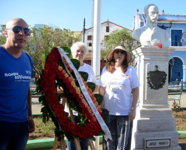 La Doctora en Ciencias Mariela Castro Espín (D), quien lidera la Jornada de lucha contra la Homofobia y la Transfobia, colocó una ofrenda floral a José Martí en el Parque Serafín Sánchez. Foto: Oscar Alfonso Sosa.