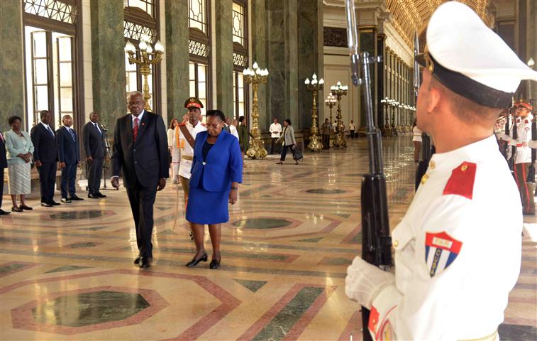 Recibió Esteban Lazo a titular del Parlamento de Mozambique