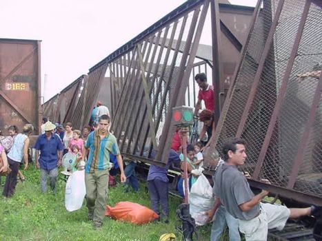 Fidel se mantuvo al tanto de la evacuación de los habitantes de Jatibonico en junio de 2002.