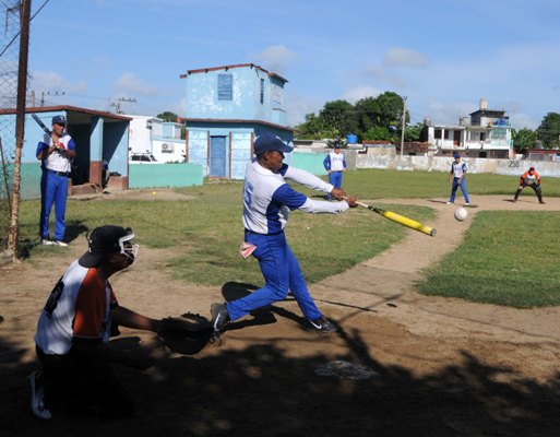 Exatletas del béisbol y softball, con participación en equipos Cuba, como Tomás Valera Cruz, prestigian la Liga. Foto: Oscar Alfonso Sosa.
