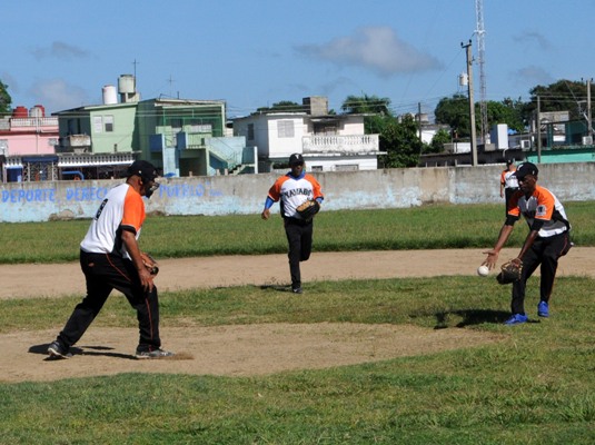 Divertirse y buscar salud, premisas de la liga de softball para veteranos. Foto: Oscar Alfonso Sosa. Foto: Oscar Alfonso Sosa.