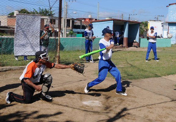 Para los veteranos, el softball es vida. Foto: Oscar Alfonso Sosa.