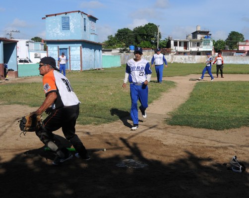 Cada domingo, el terreno de Agramonte recibe a los veteranos en sus copas de softball. Foto: Oscar Alfonso Sosa.