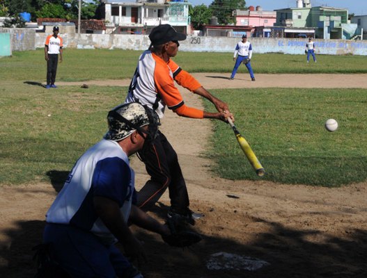 La edad no frena el ímpetu de los veteranos para la práctica del softball. Foto: Oscar Alfonso Sosa.