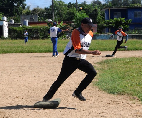 Los veteranos son ejemplo en la práctica del softball. Foto: Oscar Alfonso Sosa.