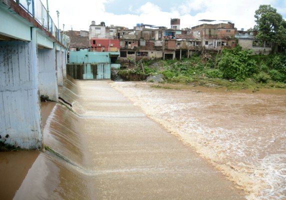Así se presenta la crecida del Yayabo a la altura del paso peatonal, en la barriada de Colón. Fotos : Oscar Alfonso Sosa.