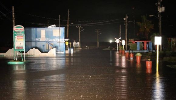 Autoridades cubanas alertas ante intensas lluvias en la región oriental