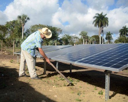 Nisdel Alberto García ya tiene otras historias por contar, con sus nuevos paneles solares. Foto: Oscar Alfonso Sosa.