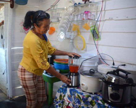 Para las mujeres, ahora la vida tiene otro semblante al disfrutar de las bondades de la novedad eléctrica. Foto: Oscar Alfonso Sosa.