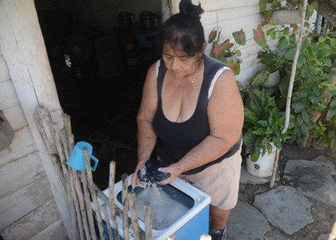 Tener energía eléctrica generada por paneles solares, casi en la puerta de la vivienda, es bienvenida por los habitantes de Los Alazanes. Foto: Oscar Alfonso Sosa.
