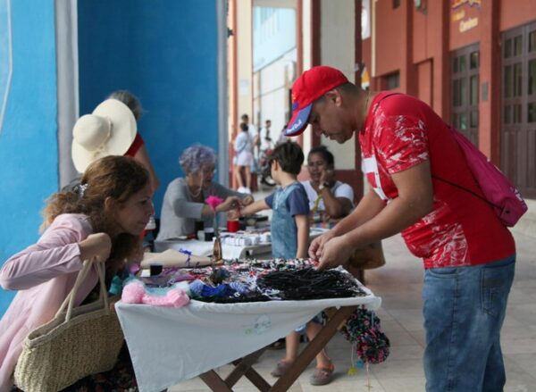 El público siempre concurre a los portales. Foto: Oscar Alfonso Sosa.