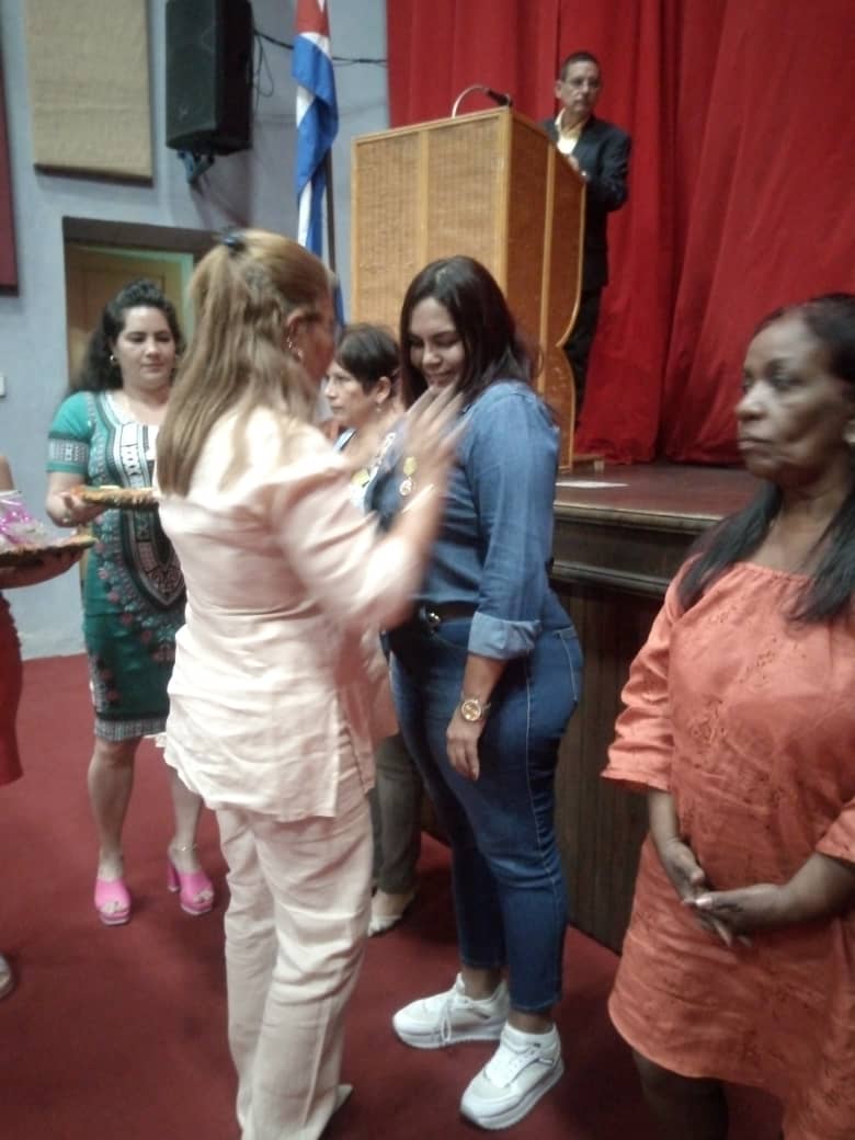 Reverencia a una farmacéutica espirituana
