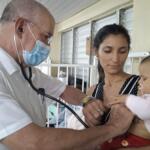 Martín Pérez Gonzáles, un enfermero con más de cuatro décadas entre niños