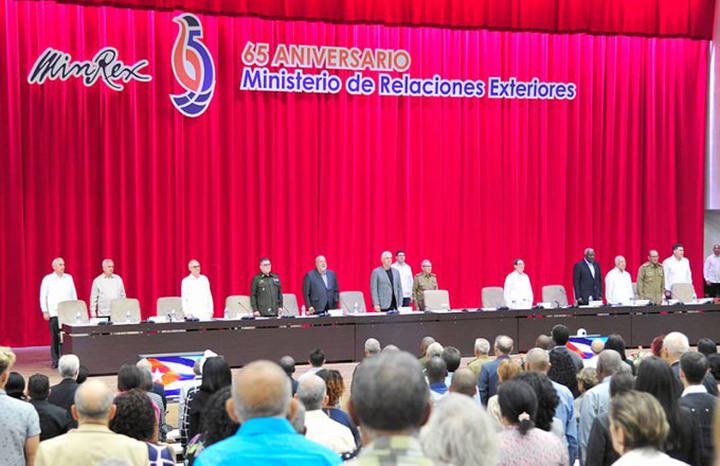 Asisten Raúl y Díaz-Canel a acto por aniversario 65 del Minrex