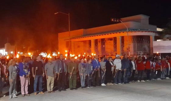 Sancti Spíritus tributa a Martí con Marcha de las Antorchas (+ post)