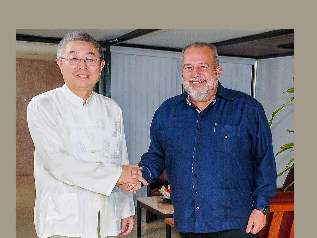 Intercambió primer ministro cubano con embajador de China en la isla