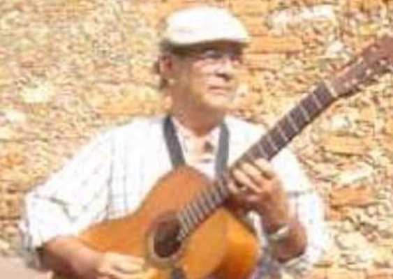 Mauri, la paciencia y su guitarra